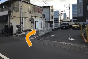 そのまま50mほど直進すると右手に駐車場が見えてきますので、その横の細い道を右に曲がります。