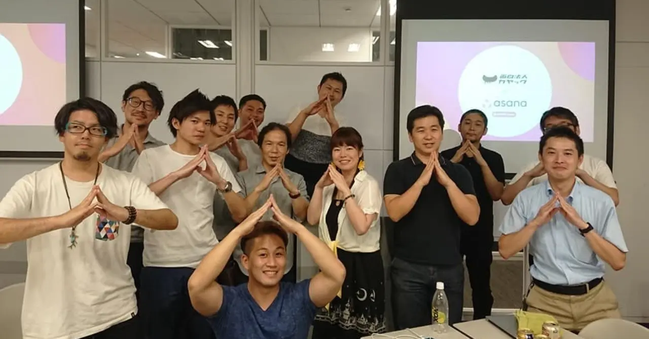 Aのポーズをする参加者の皆さま。