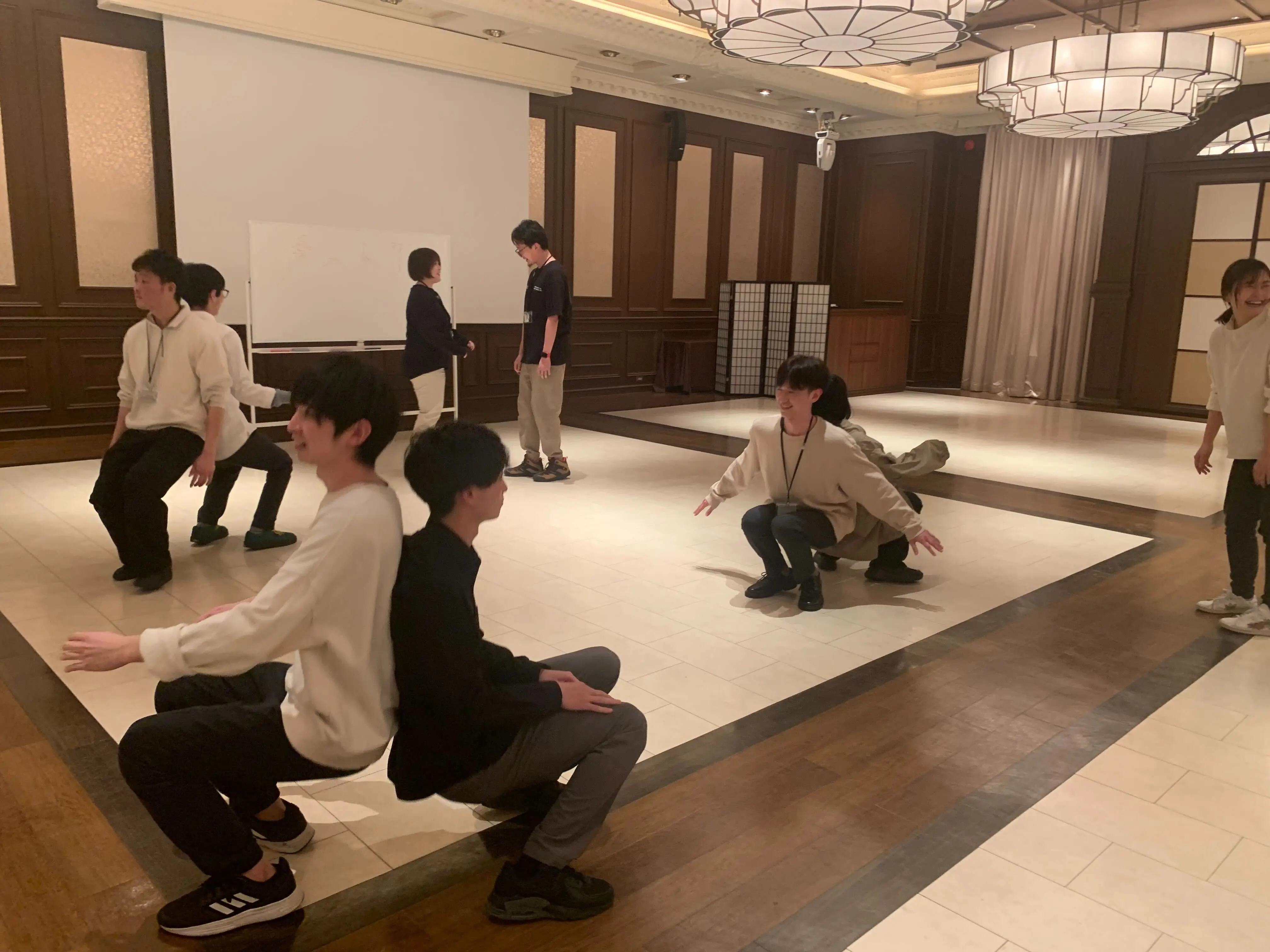 カヤック流新人研修】相手の背中に寄りかかる、連想ゲームで自分を出す、相手に乗っかる即興劇…インプロ研修レポート | 面白法人カヤック